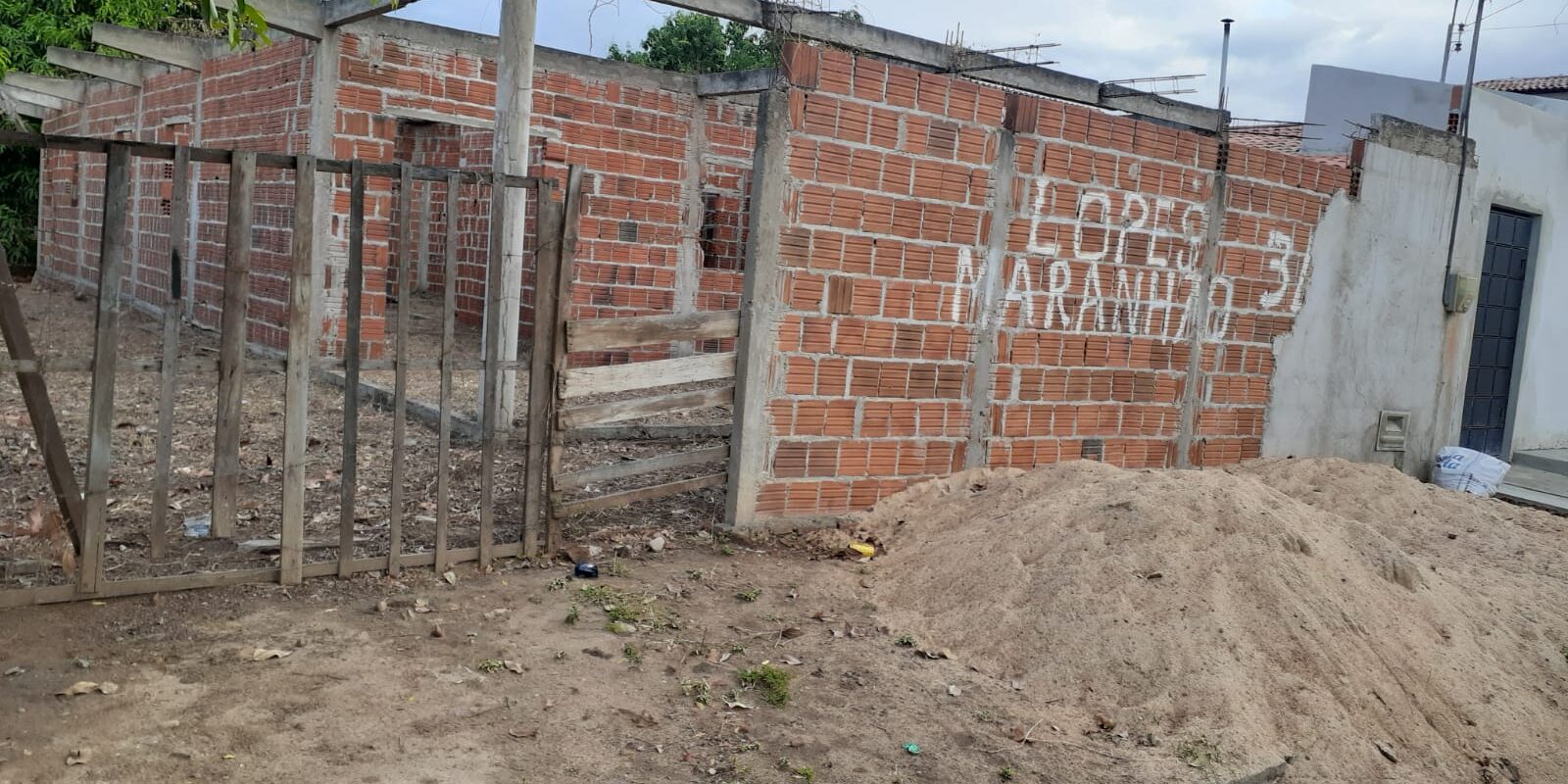 Terreno e construção à venda